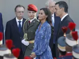 La princesa de Asturias, Leonor (i-d), la reina Letizia, y el presidente del Gobierno, Pedro S&aacute;nchez, durante el desfile del D&iacute;a de la Fiesta Nacional en Madrid.