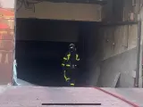 Un bombero de la Comunidad de Madrid accede al garaje en el que se ha desarrollado el incendio. 12/10/2023