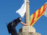 La Policía retirando la bandera de las Torres de Serrano.