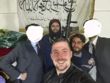 El 'youtuber' Lord Miles con sus secuestradores talibanes.