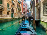 Gondolero en los canales de Venecia.