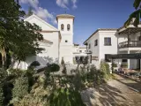 La Bobadilla es un hotel de lujo que recrea un pueblo blanco andaluz.