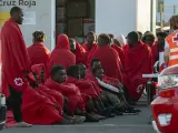 Imagen de varios migrantes rescatados este jueves cerca de Lanzarote y que fueron trasladadas al muelle de Puerto Naos.