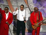 Ron, Rudolf y Ernie Isley del grupo musical The Isley Brothers actúan en el escenario de los Black Entertainment Awards 2004