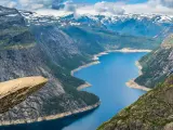 Trolltunga con el lago a su pies, Noruega