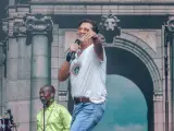 El cantante Carlos Vives durante una actuación en la Puerta del Alcalá con motivo de la fiesta de la Hispanidad.