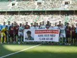 Jugadores del Córdoba y el Mérida sostienen una pancarta en apoyo a la búsqueda del joven Álvaro Prieto, el chico de 18 años desaparecido en Sevilla y perteneciente al equipo juvenil del Córdoba CF, este sábado en el estadio del Arcángel.
