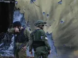Soldados israel&iacute;es pasan junto a casas destruidas por militantes de Ham&aacute;s en el Kibbutz Be'eri, en Israel.