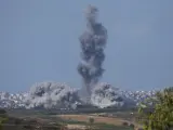Columna de humo tras un bombardeo israelí sobre la Franja de Gaza, este 15 de octubre.
