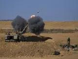 Una unidad m&oacute;vil de artiller&iacute;a israel&iacute; dispara un proyectil desde el sur de Israel hacia la Franja de Gaza, en una posici&oacute;n cercana a la frontera, este 15 de octubre.