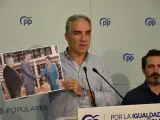 El coordinador general del PP, Elías Bendodo, muestra en un acto en Antequera la foto de Pedro Sánchez y Mertxe Aizpurua.
