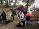 Los vecinos de Groza colaboran excavando nuevas tumbas en el cementerio