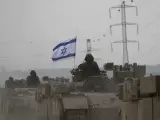 Soldados israelíes aguardan junto a la frontera con Gaza.