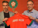Vilda posa con la camiseta de la selección marroquí.