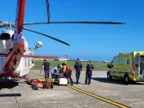 El helicóptero y la ambulancia del 061 en una imagen de archivo.