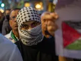 Manifestante con un pañuelo palestino.