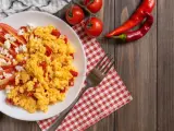 Huevos revueltos con tomate y queso mozzarella