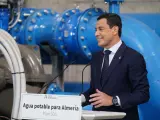 El presidente de la Junta de Andaluc&iacute;a, Juanma Moreno, en la inauguraci&oacute;n de una infraestructura h&iacute;drica en Almer&iacute;a.