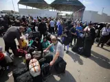 Miles de palestinos espera para cruzar a Egipto en el cruce de Rafah, en el sur de la franja de Gaza.