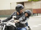 Un padre lleva a su hijo en su moto.