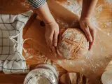 Un maestro panadero despeja la eterna duda: ¿qué engorda más, la miga o la corteza de pan?