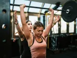 Una entrenadora revela qué ejercicio es mejor para perder peso en mujeres: ¿cardio o fuerza?