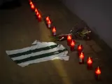 Una camiseta del Córdoba, un ramo de flores y varias velas en el estadio Nuevo Arcángel en memoria de Álvaro Prieto.