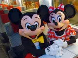 Mickey y Minnie Mouse en un tren