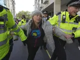La activista medioambiental Greta Thunberg es detenida por la Policía Londinense.
