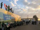Un camión de un convoy de ayuda humanitaria para la Franja de Gaza estacionado frente a la puerta fronteriza de Rafah, Egipto, el 17 de octubre de 2023.