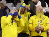 Seguidores de Suecia esperan en las gradas tras la suspensión del partido de fútbol de clasificación del grupo F de la Eurocopa 2024 entre Bélgica y Suecia en el estadio Rey Balduino de Bruselas, el lunes 16 de octubre de 2023.