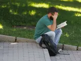 Un estudiante repasa antes de la EBAU, en el exterior del campus de Móstoles de la Universidad Rey Juan Carlos, a 4 de julio de 2023.