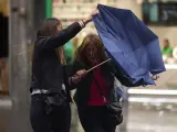Dos chicas colocando su paraguas, en una imagen de archivo.