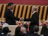 El presidente chino Xi Jinping, a la izquierda, es saludado por su homólogo ruso Vladimir Putin después de que Xi pronunciara su discurso de apertura del Foro de la Franja y la Ruta en el Gran Salón del Pueblo en Pekín, el miércoles 18 de octubre de 2023.
