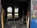 El incendio que se originó a raíz de la explosión de la batería del patinete provocó una gran presencia de humo, que obligó a intervenir a los Bomberos.