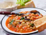 Sopa cremosa de alubias con verdura y parmesano