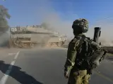 Un soldado israelí frente a un tanque en el sur de Israel.