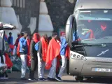 Varios migrantes son transportados en autobús en El Hierro.