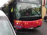 Autobús de Tussam tras el accidente.