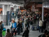 Decenas de personas esperan tras el retraso o cancelación en sus trenes en la estación de Puerta de Atocha.