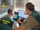 Investigación de delitos informáticos por parte de agentes de la Guardia Civil.
