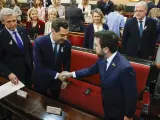 El presidente de Andalucía, Juanma Moreno (c), saluda al presidente de la Generalitat, Pere Aragonés (d) ante su homólogo de Galicia, Alfonso Rueda (i).