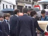 Los amigos y compañeros de Álvaro Prieto trasladan su ataúd en el funeral.