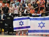 Los jugadores del Maccabi de Tel Aviv durante el minuto de silencio.