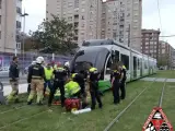 Los servicios de emergencia atentiendo a la mujer de 72 años atropellada por un tranvía en Vitoria.