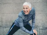 Una mujer mayor entrenando en un exterior