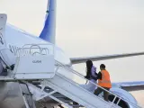 Migrantes venezolanos abordan un avión rumbo a su país de origen desde Harlingen, Texas, el miércoles 18 de octubre de 2023.