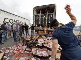 Viticultores saquean un camión español que portaba tomates.