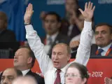 Vladimir Putin celebrando una medalla de oro de Tagir Khaibulaev en los JJOO de Londres.