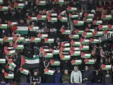 Aficionados de Osasuna muestran banderas en apoyo a Palestina antes del encuentro perteneciente a la jornada 10 de LaLiga entre Osasuna y Granada este viernes en el estadio El Sadar, Pamplona.